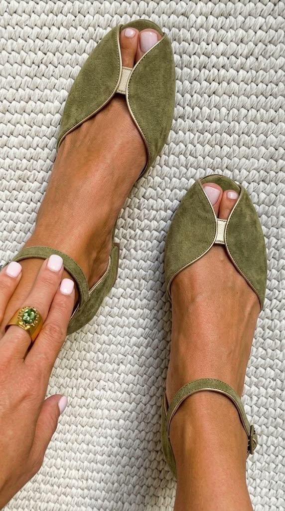 Olivia | Tyylikkäät salvianvihreät sandaalit
